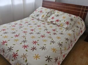 Juego De Alcoba. Cama Doble Y Mesita En Madera.