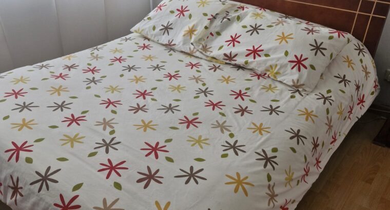 Juego De Alcoba. Cama Doble Y Mesita En Madera.