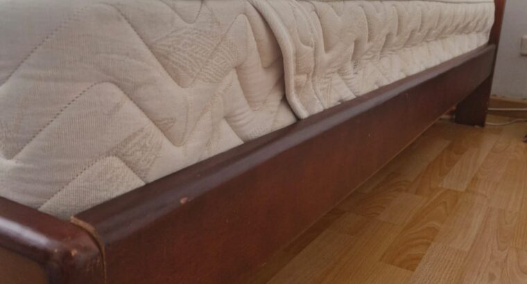 Juego De Alcoba. Cama Doble Y Mesita En Madera.
