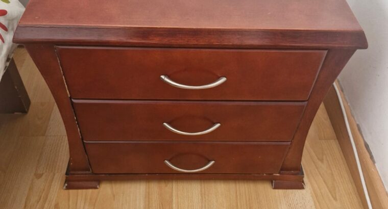 Juego De Alcoba. Cama Doble Y Mesita En Madera.