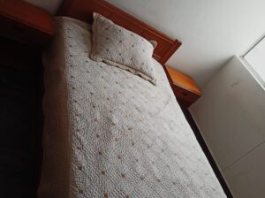 Cama Semidoble En Madera, 2 Mesitas Y Colchón