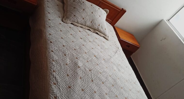 Cama Semidoble En Madera, 2 Mesitas Y Colchón