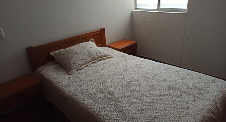 Cama Semidoble En Madera, 2 Mesitas Y Colchón