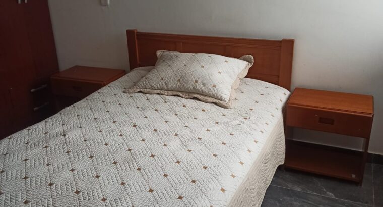 Cama Semidoble En Madera, 2 Mesitas Y Colchón