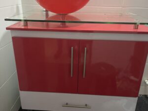 Mueble De Baño, Lavamanos Y Espejo. Blanco Y Rojo.