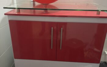 Mueble De Baño, Lavamanos Y Espejo. Blanco Y Rojo.