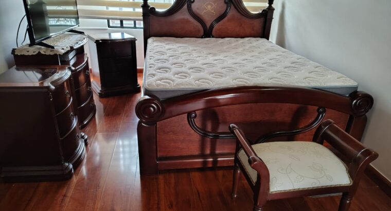 Set de Alcoba, Cama Queen, Colchón y Mesitas
