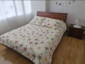 Juego De Alcoba. Cama Doble Y Mesita En Madera.