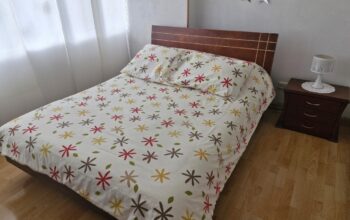 Juego De Alcoba. Cama Doble Y Mesita En Madera.