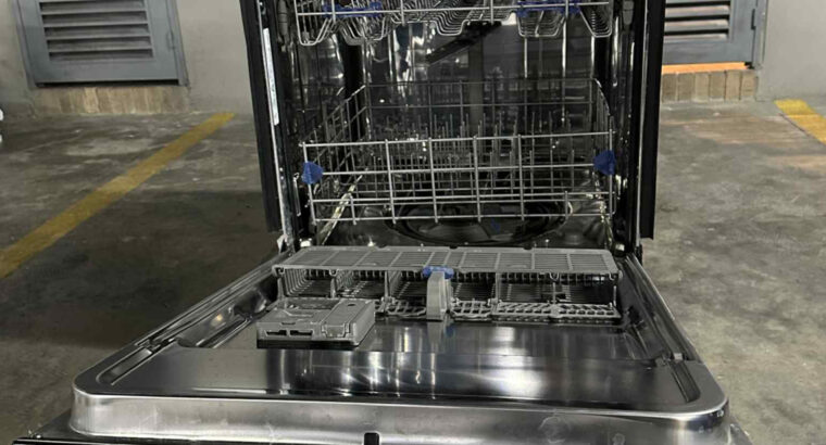 Máquina Lavaplatos Whirlpool 75 Piezas