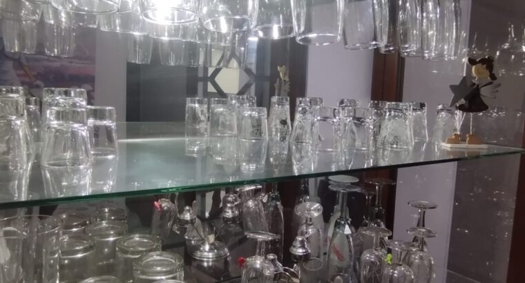 Bifé En Madera Con Vitrina Y Luz Interior
