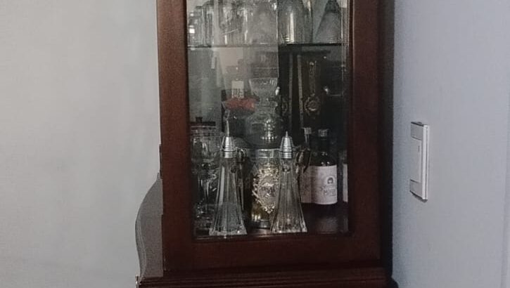 Bifé En Madera Con Vitrina Y Luz Interior