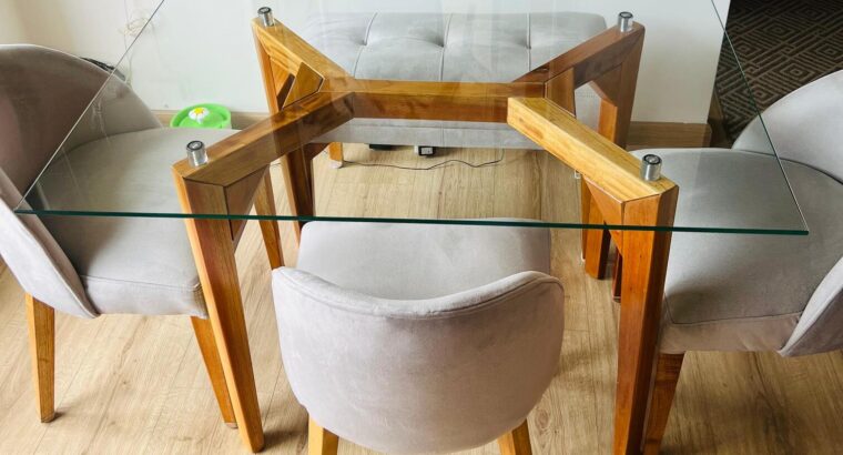 Comedor De 4 Puestos Mesa, 3 Sillas Y Banca