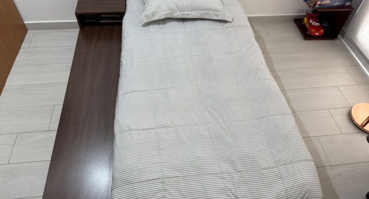 Cama Sencilla Con Colchón, Mesita Y Cajonera