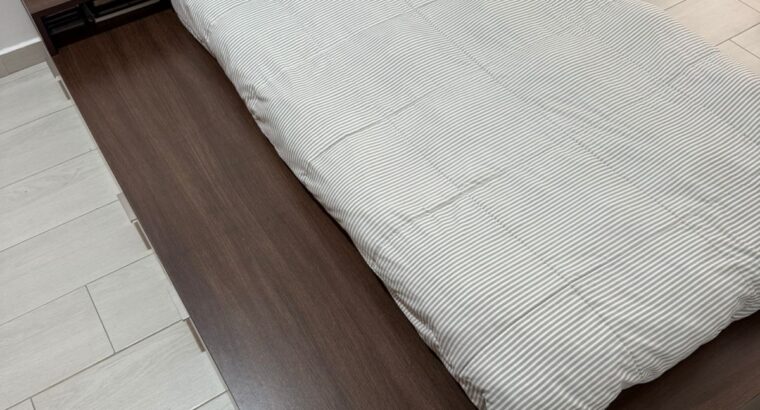 Cama Sencilla Con Colchón, Mesita Y Cajonera