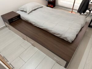 Cama Sencilla Con Colchón, Mesita Y Cajonera