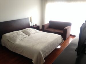 Cama Queen Con 2 Mesas De Noche. Sin Colchón.