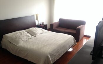 Cama Queen Con 2 Mesas De Noche. Sin Colchón.