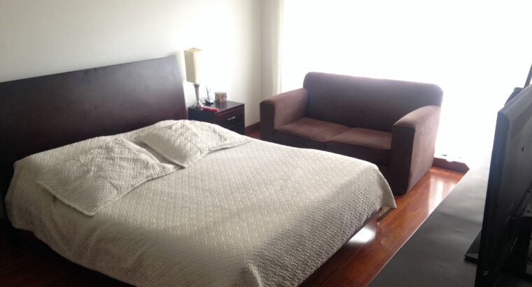 Cama Queen Con 2 Mesas De Noche. Sin Colchón.