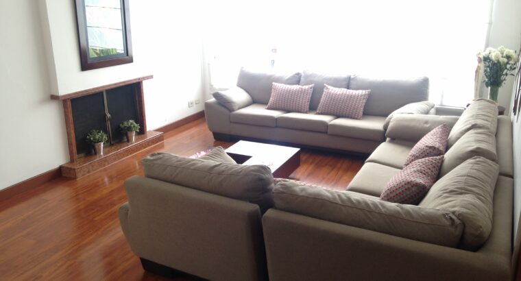 Sala Incluye 2 Sofas y Mesa de Centro
