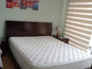 Set alcoba: cama queen + colchón + mesas de noche