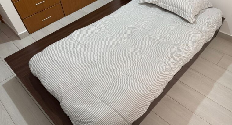 Cama Sencilla Con Colchón, Mesita Y Cajonera