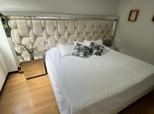 Set De Alcoba Cama King, Colchón Y Mesitas