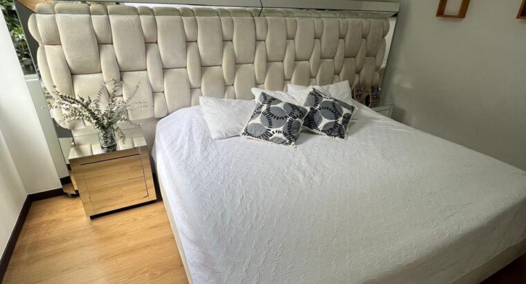 Set De Alcoba Cama King, Colchón Y Mesitas