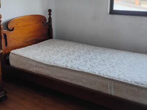 Cama Sencilla, Colchón Y Mesa De Noche