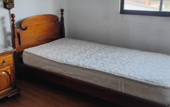 Cama Sencilla, Colchón Y Mesa De Noche
