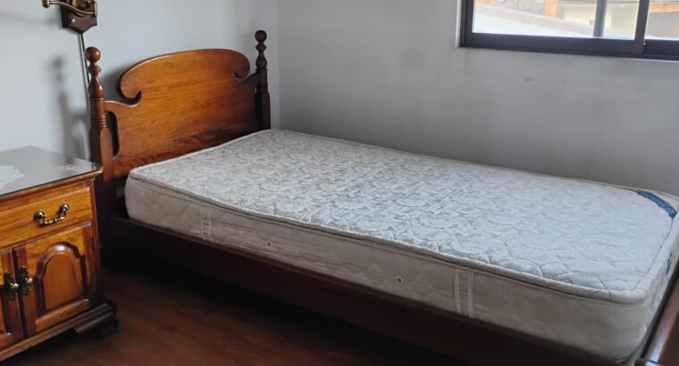 Cama Sencilla, Colchón Y Mesa De Noche