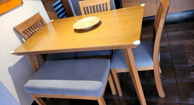 Mesa Y Sillas Madera Clara Y Tela Fácil Limpieza