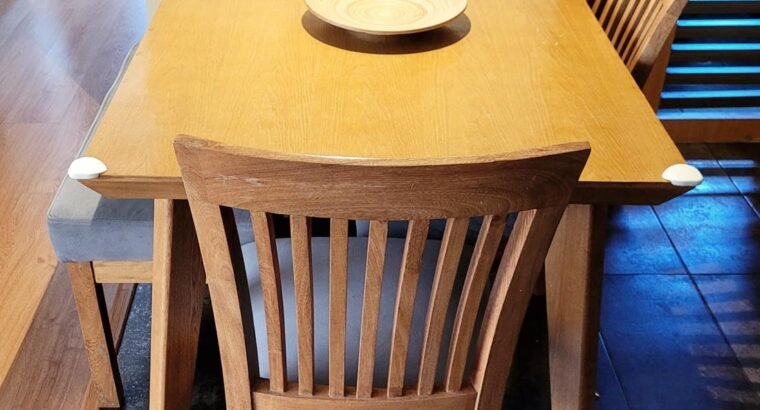 Mesa Y Sillas Madera Clara Y Tela Fácil Limpieza