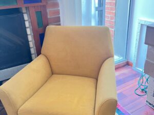 Poltrona color mostaza