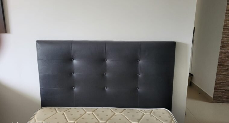 Cama Doble Con Espaldar, Colchón Y Nochero
