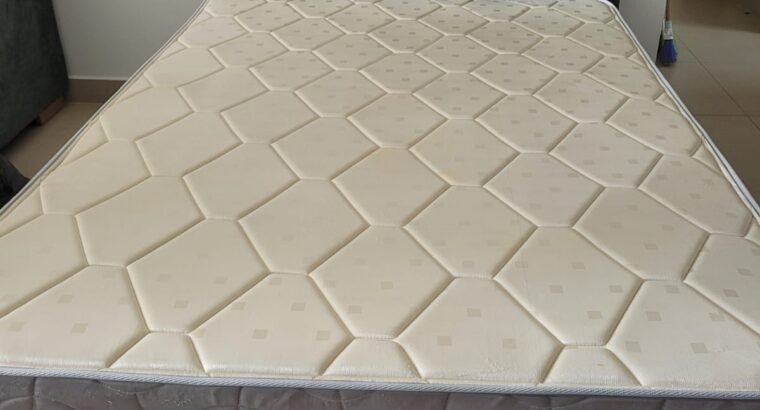 Cama Doble Con Espaldar, Colchón Y Nochero
