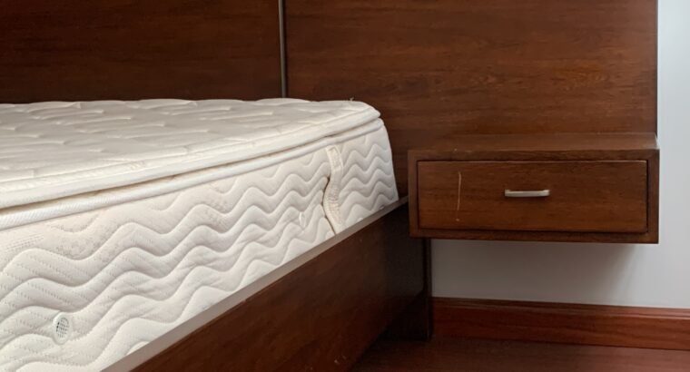 Cama King Con Colchón y Mesas De Noche Nebraska