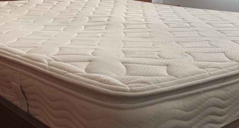 Cama King Con Colchón y Mesas De Noche Nebraska