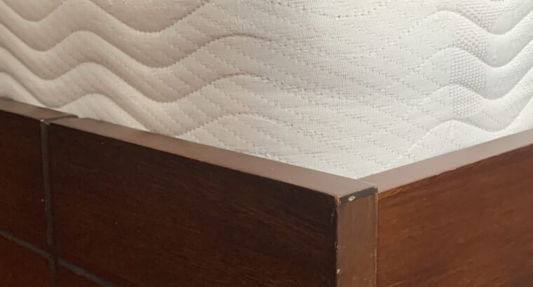 Cama King Con Colchón y Mesas De Noche Nebraska