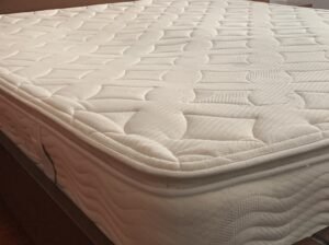 Cama King Con Colchón y Mesas De Noche Nebraska