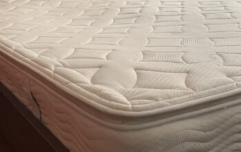 Cama King Con Colchón y Mesas De Noche Nebraska
