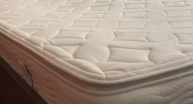 Cama King Con Colchón y Mesas De Noche Nebraska