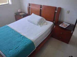 Cama Doble, 2 Mesas De Noche Y Tocador