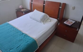 Cama Doble, 2 Mesas De Noche Y Tocador