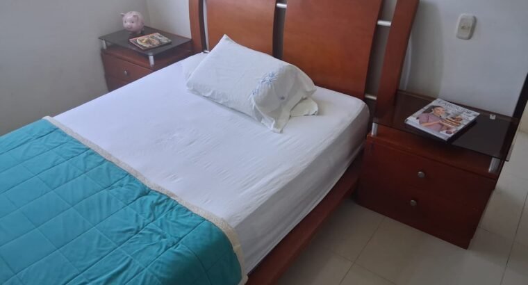 Cama Doble, 2 Mesas De Noche Y Tocador