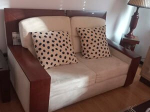 SOFA 2 PUESTOS MADERA MACIZA Y TAPIZ BEIGE