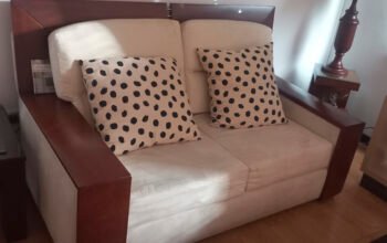 SOFA 2 PUESTOS MADERA MACIZA Y TAPIZ BEIGE