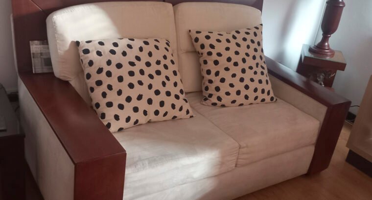 SOFA 2 PUESTOS MADERA MACIZA Y TAPIZ BEIGE