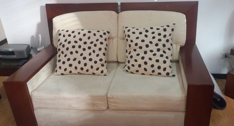 SOFA 2 PUESTOS MADERA MACIZA Y TAPIZ BEIGE