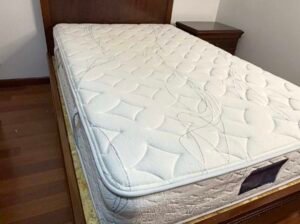 Cama semidoble madera con colchón y mesa de noche